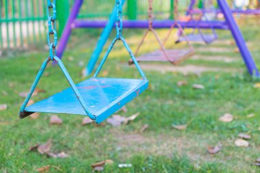 Boş zinciri ve metal oyun alanı ve çayır çimen fiel swings