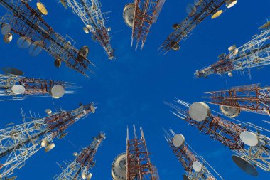Cep telefonu iletişim anten Kulesi bulut ve mavi gökyüzü ile
