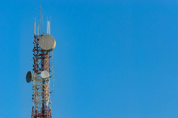 Teléfono móvil torre de antena de comunicación con antena parabólica en — Foto de Stock