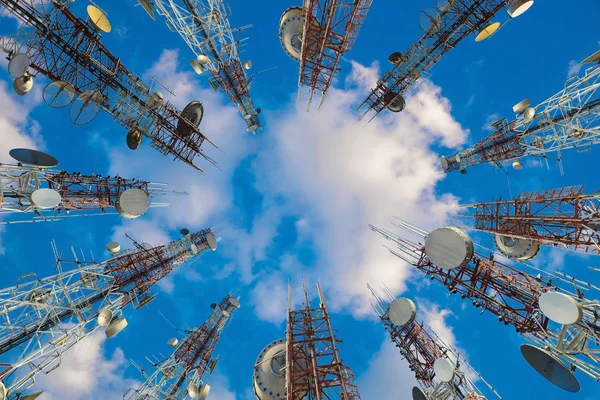 Torre de antena de comunicación de teléfono móvil con nube en el centro bl — Foto de Stock