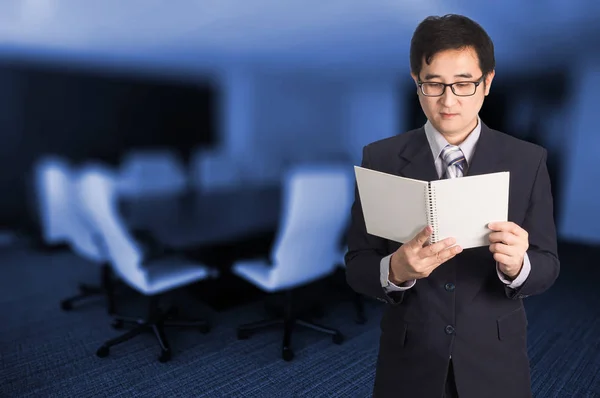 Confiado hombre de negocios asiático leyendo cuaderno o archivo de documento en — Foto de Stock