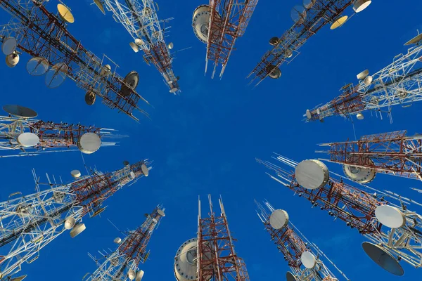 Menara antena telepon seluler dengan awan dan langit biru — Stok Foto