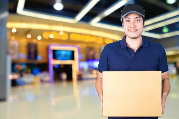 Asiática sonrisa Entrega hombre con caja de cartón en la mano de pie en — Foto de Stock