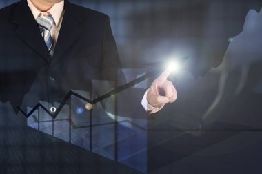 Çift pozlama işadamı büyüme çubuk grafik üzerinde financi dokunmadan