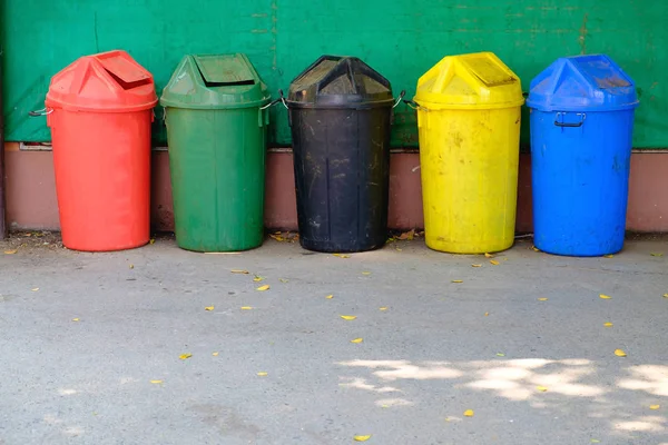 beş renk kirli geri dönüşüm kutuları veya çöp kutusu. çöp
