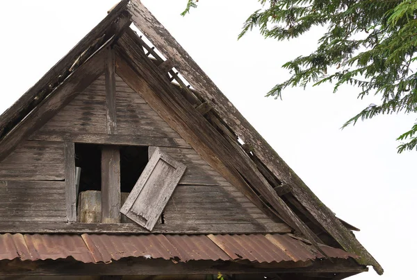 Geschlossene Fenster an ländlichem Holzhaus, altes kaputtes Holzfenster — Stockfoto