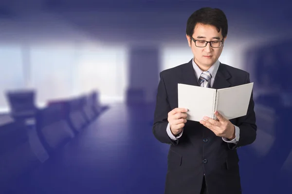 Confiado hombre de negocios asiático leyendo cuaderno o archivo de documento en — Foto de Stock