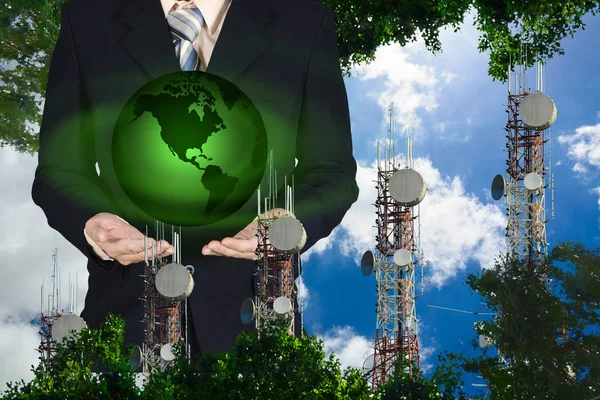 Empresário segurando planeta terra verde no céu azul e fundo nuvem — Fotografia de Stock