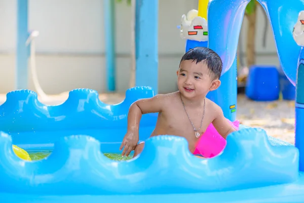 Menina asiática jogando na piscina inflável do bebê no verão quente — Fotografia de Stock