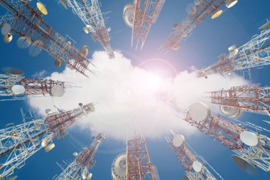 Cep telefonu iletişim anten Kulesi ile Merkezi bl üzerinde bulut