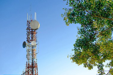 Cep telefonu iletişim anten Kulesi ile Merkezi bl üzerinde bulut