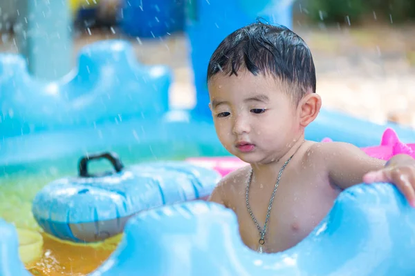 Menina asiática jogando na piscina inflável do bebê no verão quente — Fotografia de Stock