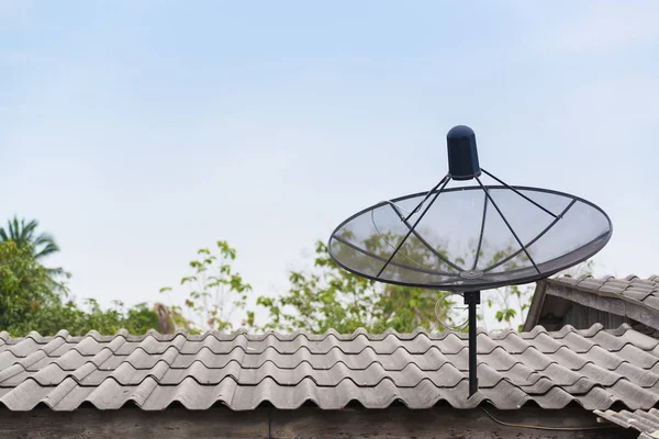 Antena parabólica no telhado com dia ensolarado . — Fotografia de Stock