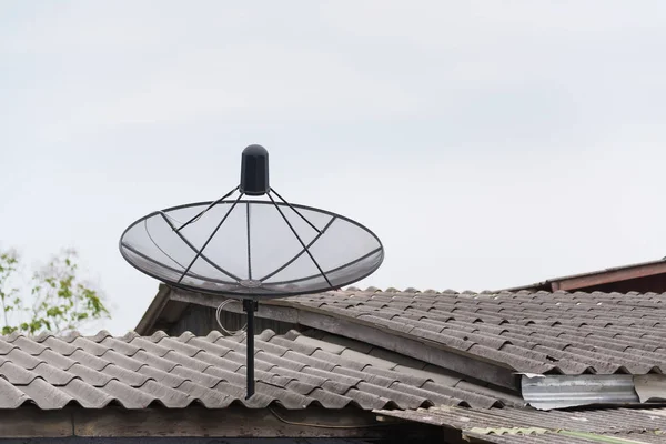 Супутникова тарілка на даху з сонячним днем . — стокове фото