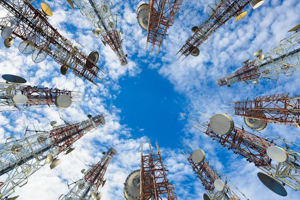 Tour d'antenne de communication de téléphone portable avec nuage et ciel bleu — Photo