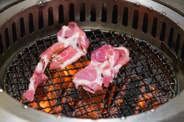 Barbekü Japon tarzı yakiniku için çiğ domuz eti dilim. sığ foc