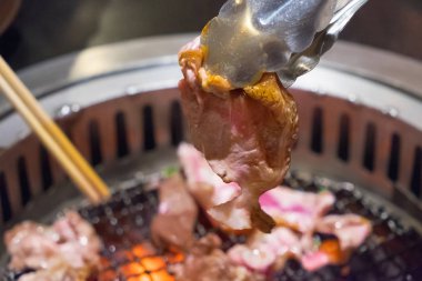 Barbekü Japon tarzı yakiniku için çiğ domuz eti dilim. sığ foc