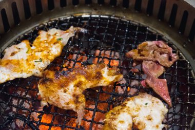 Barbekü Japon tarzı yakiniku için çiğ domuz eti dilim. sığ foc