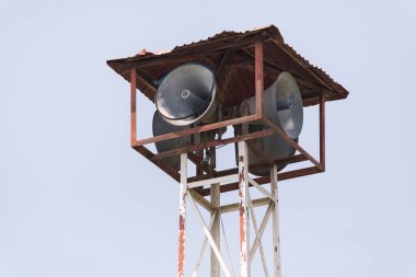 Eski hoparlörler Kulesi açık gökyüzü arka plan ile yayın.