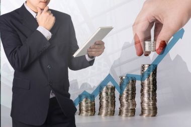 Defter veya belge dosyasını okuma ve düşünme ile finansal büyüme grafiği çift pozlama emin Asya iş adamı