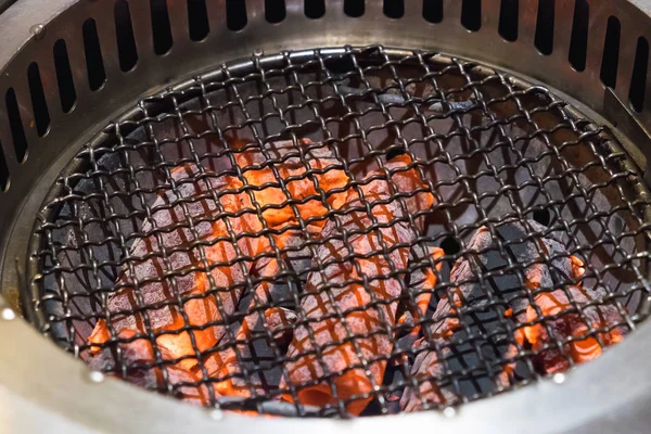 Boş yanan kömür Barbekü Izgara, çiğ et Barbekü hazır veya — Stok fotoğraf