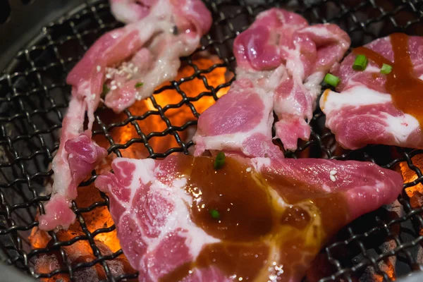 Fatia de porco crua para churrasco yakiniku estilo japonês. foc pouco profundo — Fotografia de Stock