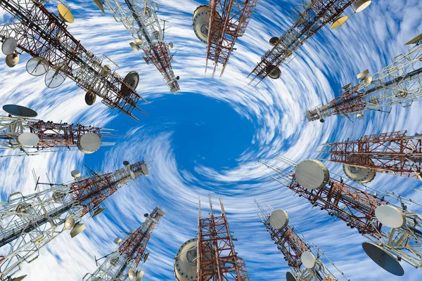 Torre de antena de comunicación de teléfono móvil con nube y cielo azul — Foto de Stock