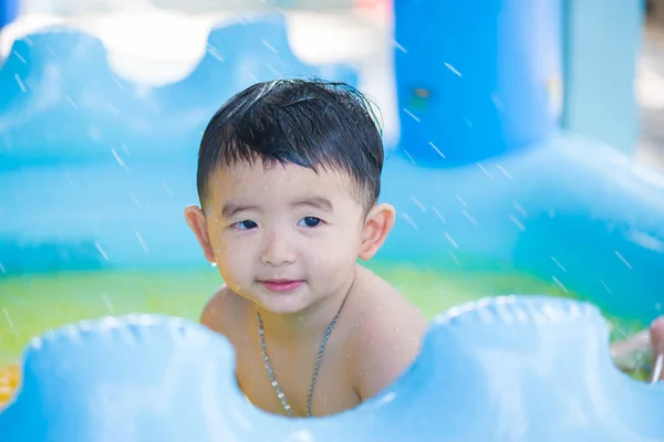 在炎热的夏天在充气婴儿游泳池玩耍的亚洲孩子 — 图库照片