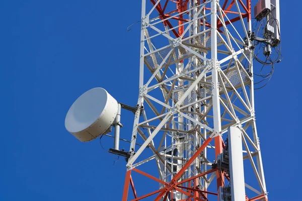 Teléfono móvil torre de antena de comunicación con antena parabólica en — Foto de Stock