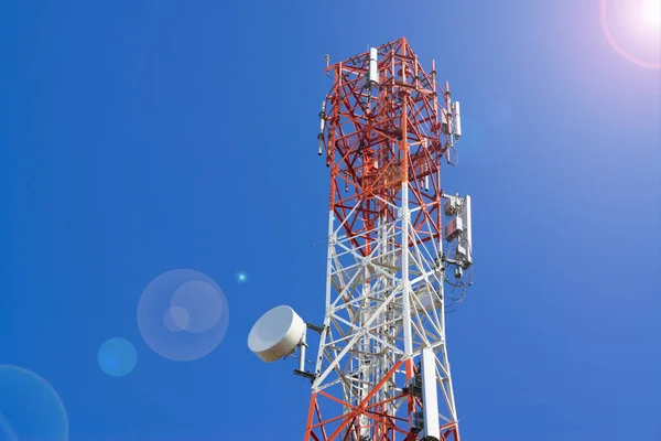 Mobiele telefoon communicatie antenne toren met schotelantenne op — Stockfoto