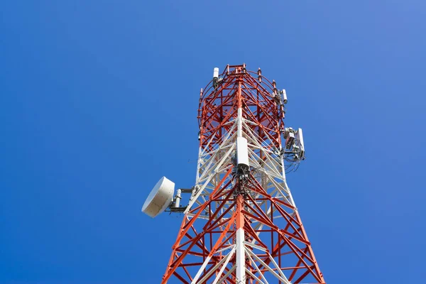 Mobiele telefoon communicatie antenne toren met schotelantenne op — Stockfoto