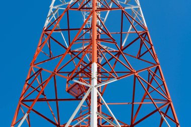 Cep telefonu iletişim anten Kulesi üzerinde uydu çanağı ile 