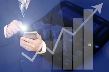 Büyüme gra ile akıllı telefon kullanarak işadamı çift pozlama