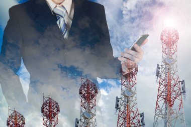 Çift pozlama mavi gökyüzü ile akıllı telefon çalışma işadamı bir