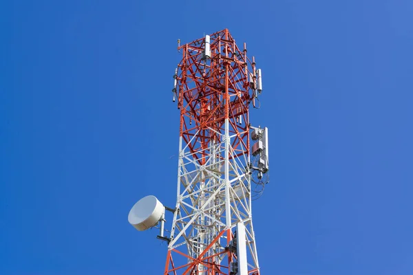 Teléfono móvil torre de antena de comunicación con antena parabólica en — Foto de Stock