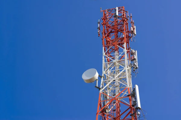 Teléfono móvil torre de antena de comunicación con antena parabólica en — Foto de Stock