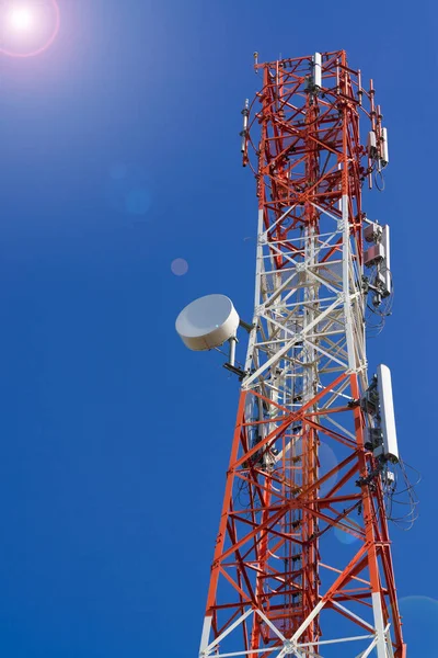 Mobiele telefoon communicatie antenne toren met schotelantenne op — Stockfoto