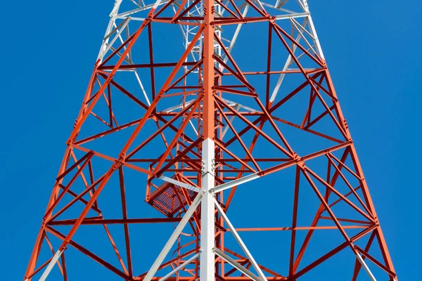 Teléfono móvil torre de antena de comunicación con antena parabólica en — Foto de Stock