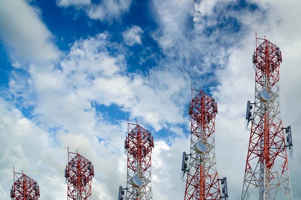 Telekomunikační věže uspořádány jako pruhový graf. na modré obloze — Stock fotografie