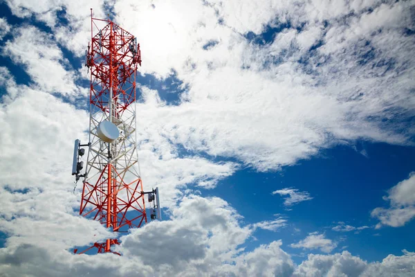 Cep telefonu iletişim anten Kulesi mavi gökyüzü ve c ile — Stok fotoğraf