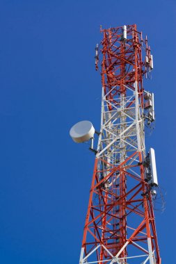 Cep telefonu iletişim anten Kulesi üzerinde uydu çanağı ile 