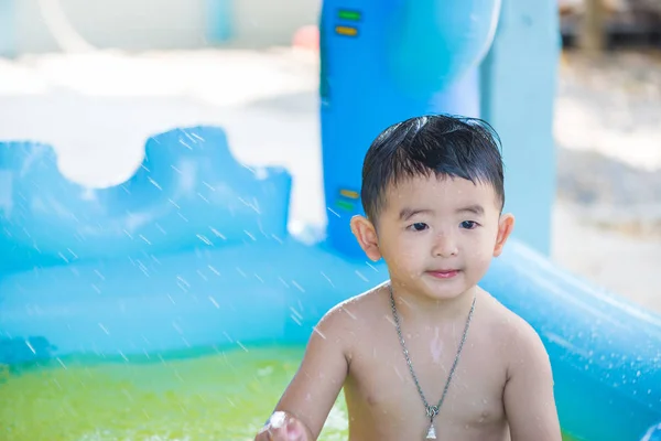 Asiatiska kid spelar i uppblåsbara babypool på het sommar — Stockfoto