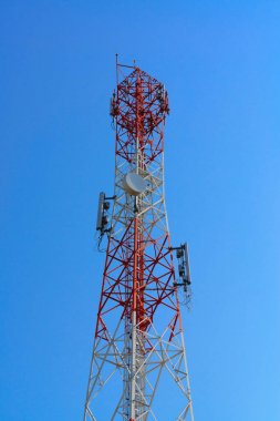 Cep telefonu iletişim anten Kulesi üzerinde uydu çanağı ile 