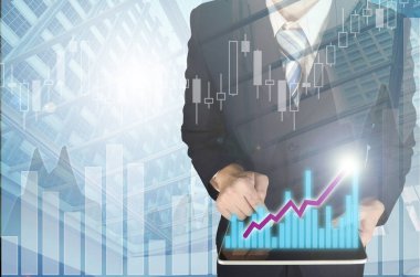 Çift pozlama işadamı ile birlikte finansal grafik tablet kullanma