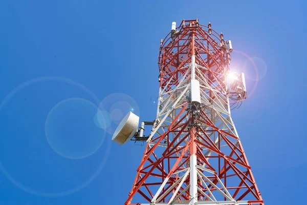 Tour d'antenne de communication de téléphone portable avec antenne parabolique sur — Photo