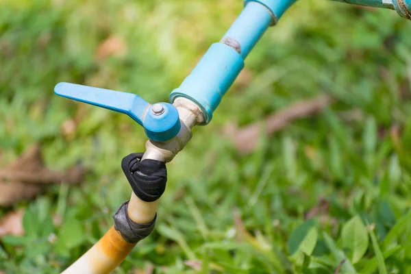 Gartenschlauch oder weißer Gummischlauch mit Wasserhahn — Stockfoto