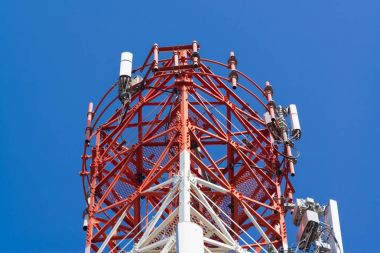 Cep telefonu iletişim anten Kulesi üzerinde uydu çanağı ile 