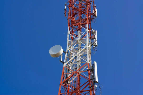 Tour d'antenne de communication de téléphone portable avec antenne parabolique sur — Photo