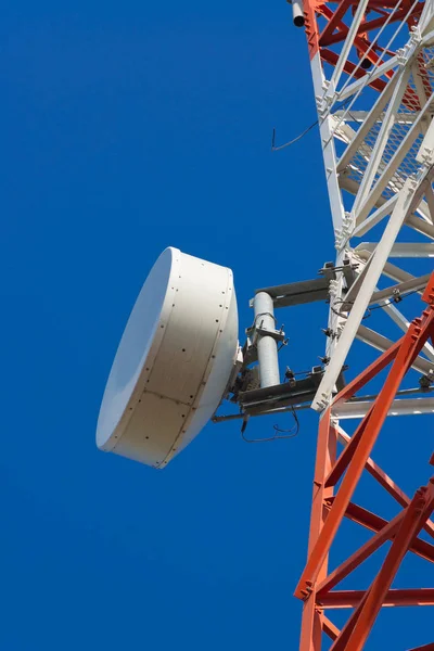 Mobiele telefoon communicatie antenne toren met schotelantenne op — Stockfoto