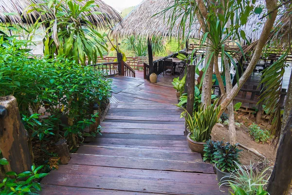 Adımları Bahçe, seçici odak eski ahşap merdiven.